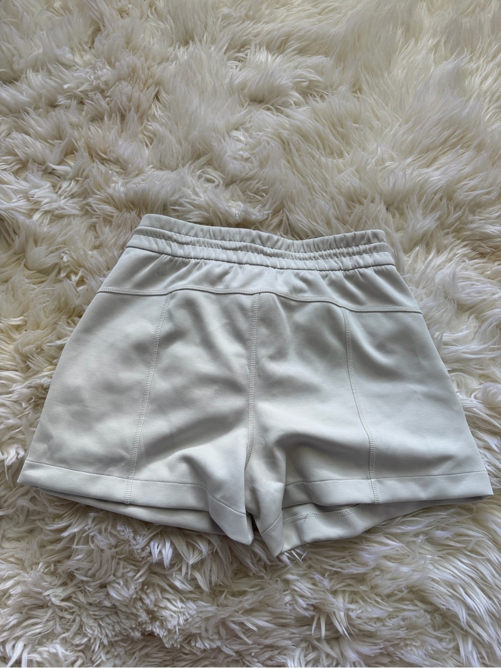 lululemon softstreme bone / off white shorts size 6 NWOT - Picture 2 of 3